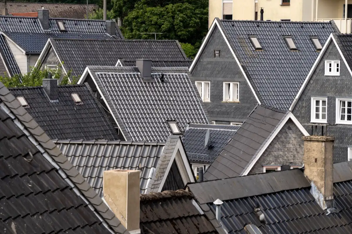Steep roof eaves and gutter lines on houses in Medford, OR